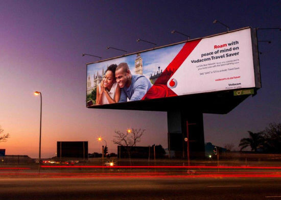 Pantalla LED para exteriores con resistencia al agua IP65, brillo de 5000-6000cd/m² y tamaño de gabinete de 960x960mm para vallas publicitarias digitales